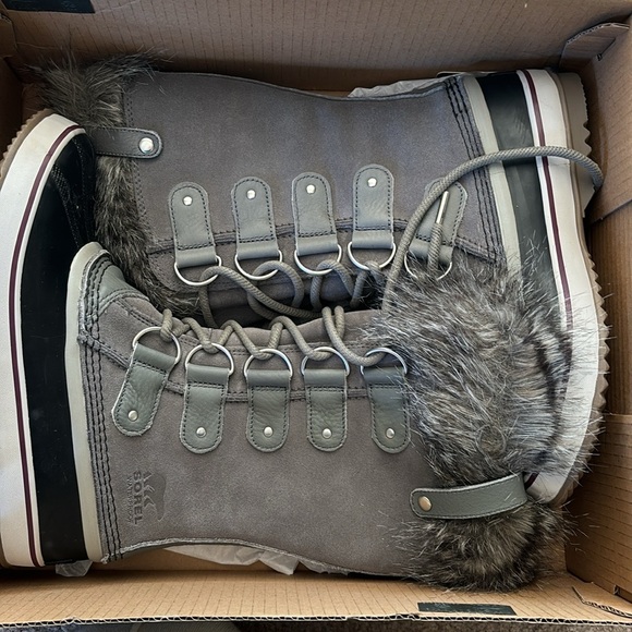 NEVER WORN! Women’s Sorel winter boots - Picture 3 of 4